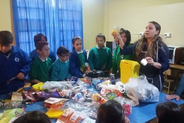Voluntaria dando taller de reciclado para niños de una escuela de Palomar