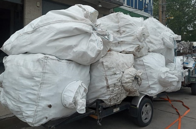 Trailer con 6 bolsones de material reciclado para llevar a venta