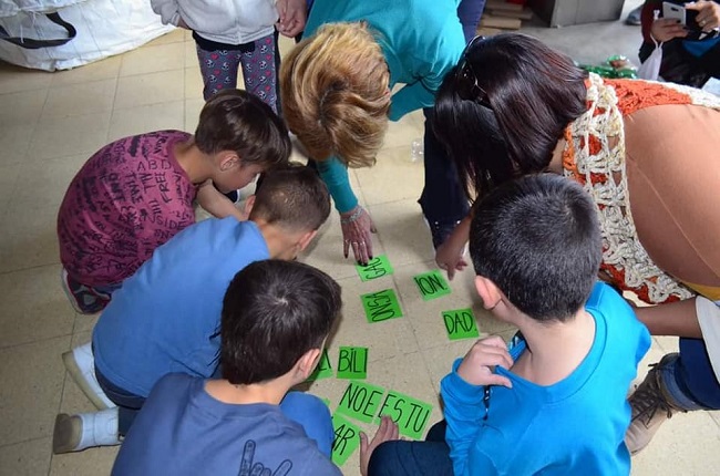 Voluntarios con niños haciendo talleres ecológicos