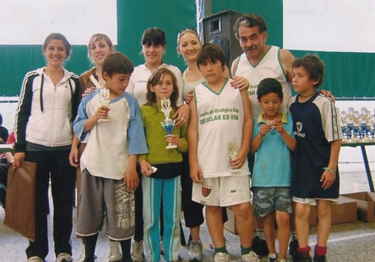 Carlos Pérez junto un grupo de niños en jornada deportiva
