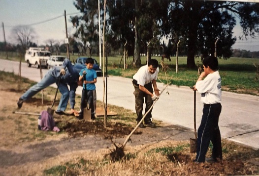 Carlos Pérez junto a vecinos y voluntarios en jornada de plantación de árboles