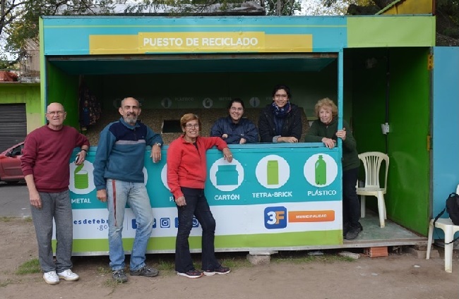 Voluntarios en un puesto de reciclado en Ciudad Jardín